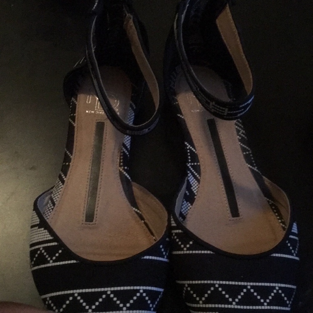 New Directions sandals black and white.size 7.